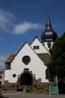 村の中心に位置する教会